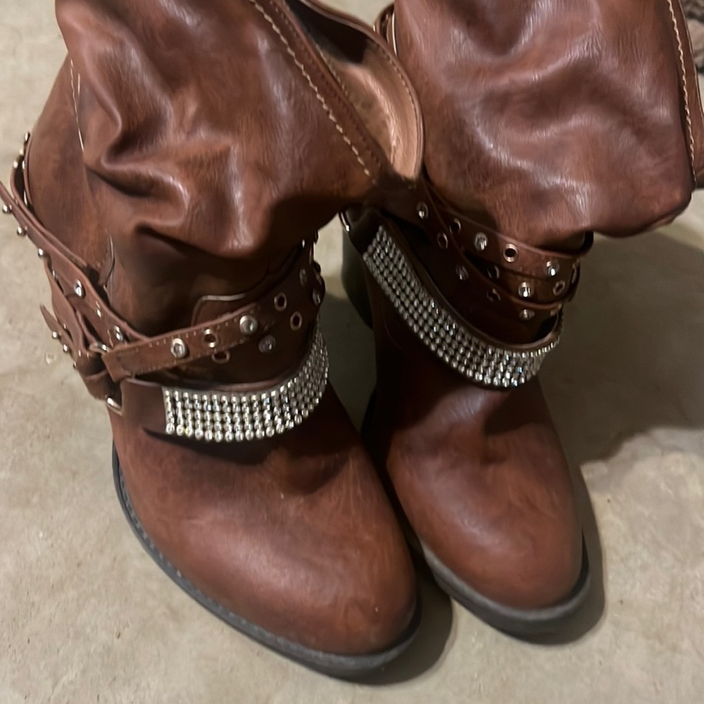 Daisy Fuentes boots with heals